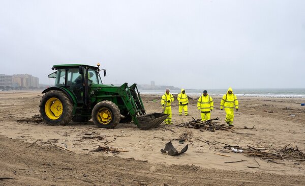 Limpeza do areal das praias