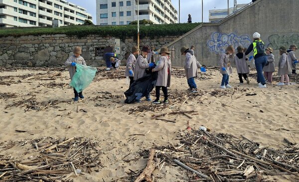 Alunos limpam praia de Fuzelhas