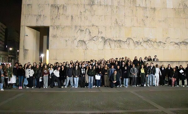 Jovens visitam Assembleia da Republica