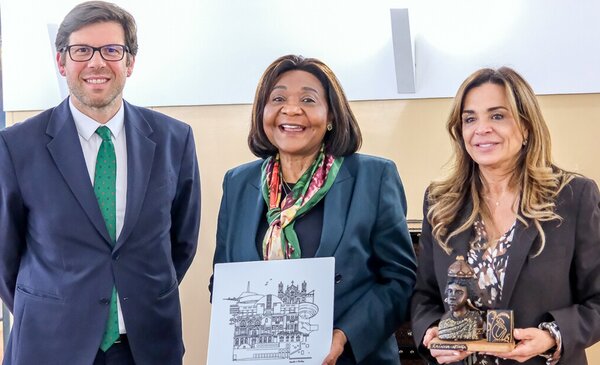 Consul-Geral de Angola recebida em Matosinhos