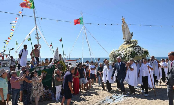 Procissao em honra de Nossa Senhora de Fatima