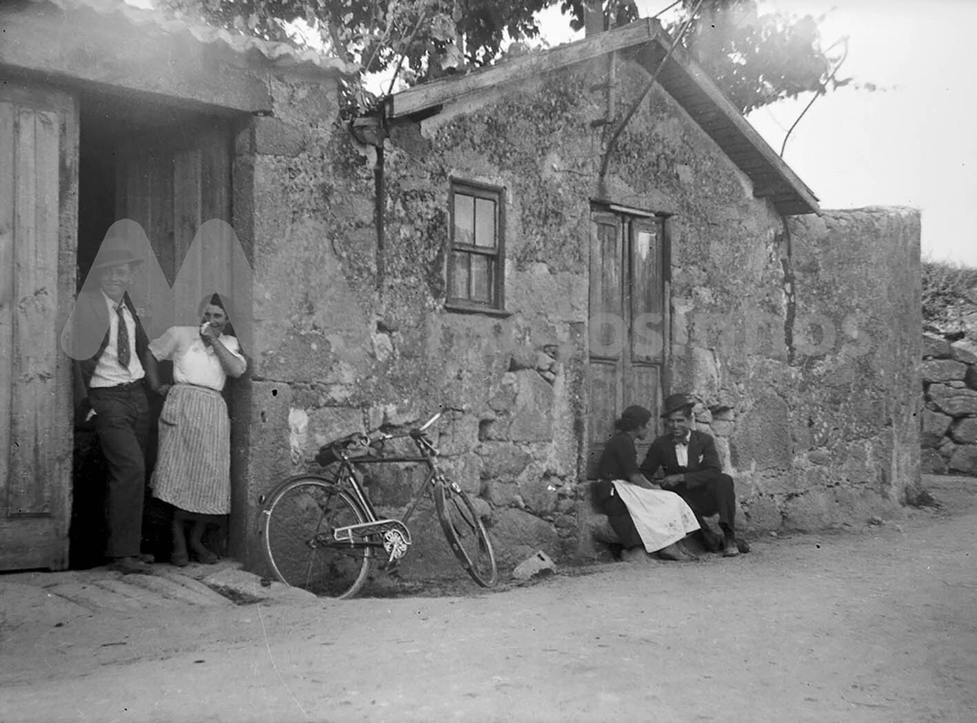 Namorados &agrave; porta de casa, em Angeiras