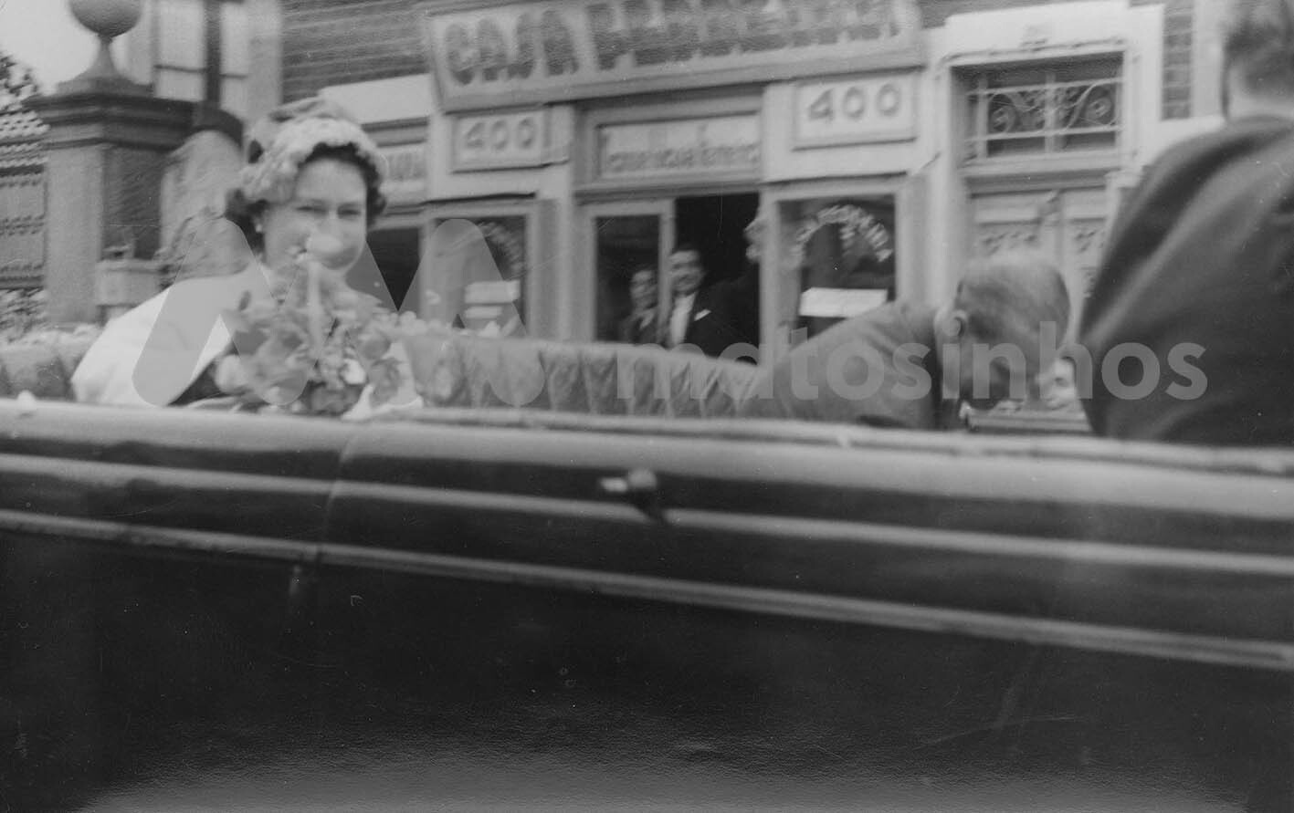 Rainha Isabel II a passear na Rua Brito Capelo